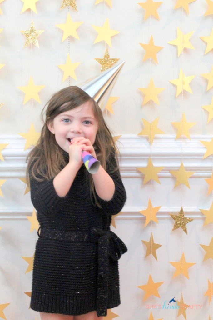 DIY New Years Eve Photo Party Backdrop